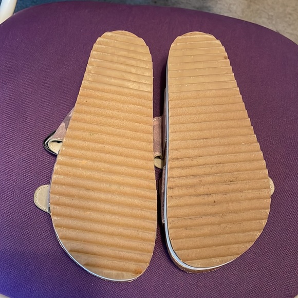 Light camo sandal with buckles, Steve Madden, size 5 - Picture 2 of 5